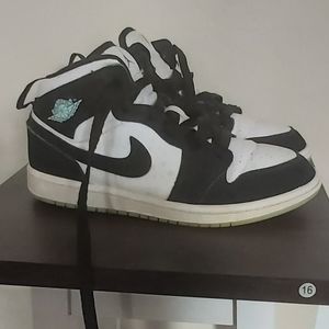 Glow in the dark Nike high top jordans! 😮